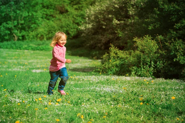 봄 자연에서 놀이 실행 하는 행복 한 어린 소녀 — 스톡 사진