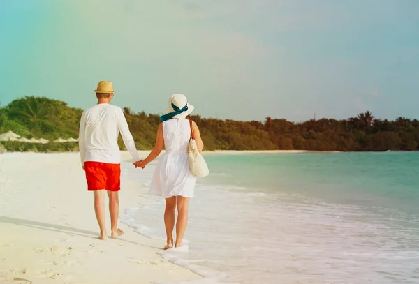 Ευτυχισμένο ζευγάρι ερωτευμένων περπάτημα στην παραλία — Φωτογραφία Αρχείου