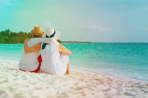 Ευτυχισμένο ζευγάρι ερωτευμένων σε τροπική παραλία — Φωτογραφία Αρχείου