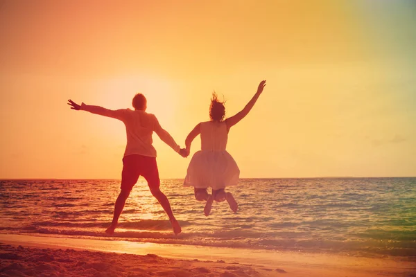 Feliz pareja amorosa disfrutar de vacaciones en la playa tropical al atardecer —  Fotos de Stock