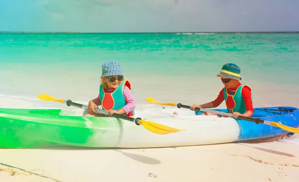 Bonito menino e menina caiaque na praia — Fotografia de Stock