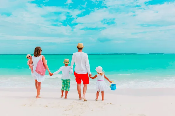 Gelukkig gezin met drie kinderen lopen op het strand — Stockfoto