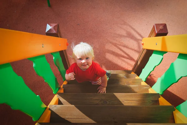 Niedliche kleine Baby klettern auf Spielplatz im Freien — Stockfoto