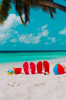 parmak arası terlik, oyuncak ve deniz hayvanı kabuğu Plajı'nda