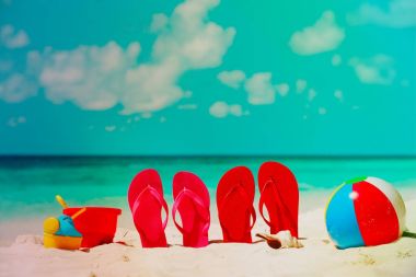 parmak arası terlik, oyuncak ve deniz hayvanı kabuğu Plajı'nda