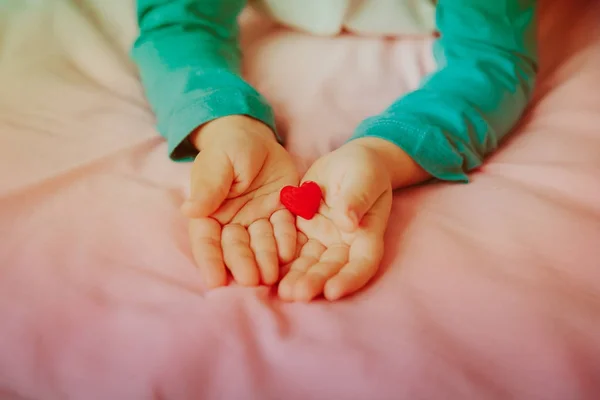 Liefde en familie. meisje hart bedrijf in handen — Stockfoto
