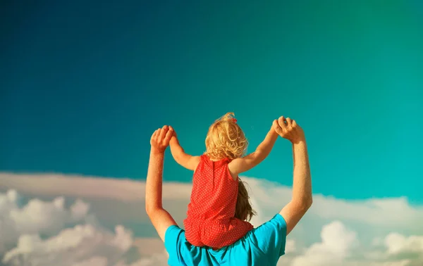 Батько і дочка на плечах грають на небі — стокове фото