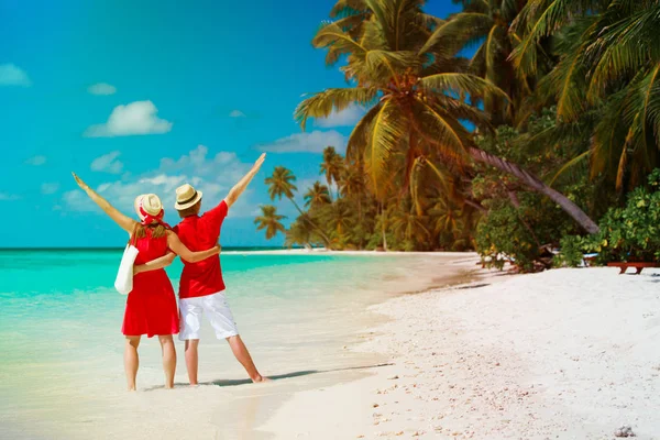 Lyckliga älskande paret gå på tropical beach — Stockfoto