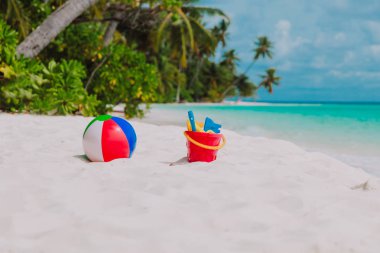 Tropikal kumsalda çocuk oyuncakları