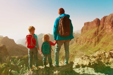 Baba ve iki çocukları dağda tırmanma