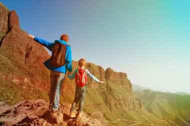 Baba ve oğul doğal dağlarda hiking