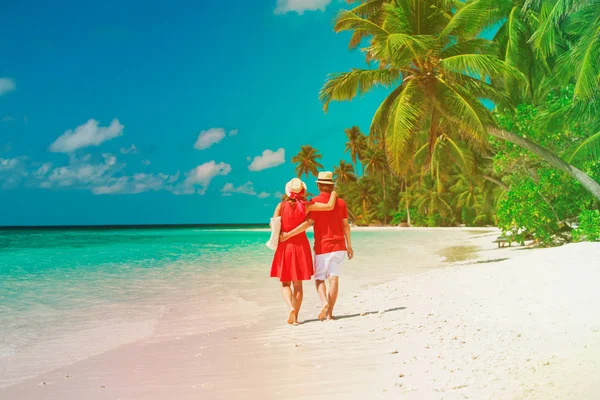 Lyckliga älskande par promenader på stranden — Stockfoto