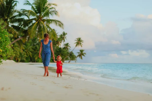 Matka a dcera roztomilé malá procházka na pláži — Stock fotografie