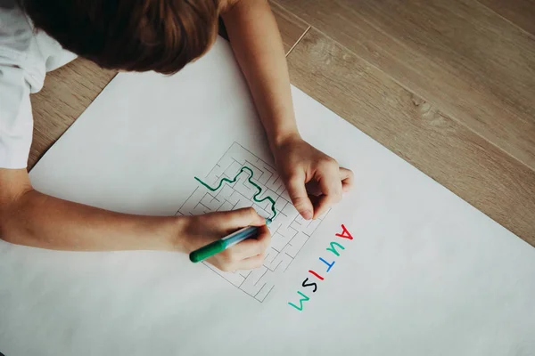 Sensibilisation des autistes labyrinthe de résolution des enfants, soins de santé mentale — Photo