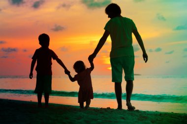 babası ile küçük oğlu ve kızı sunset beach adlı yürüyüş