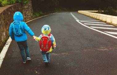 Çocuklar okula gitmek - kardeş yolda yürümek