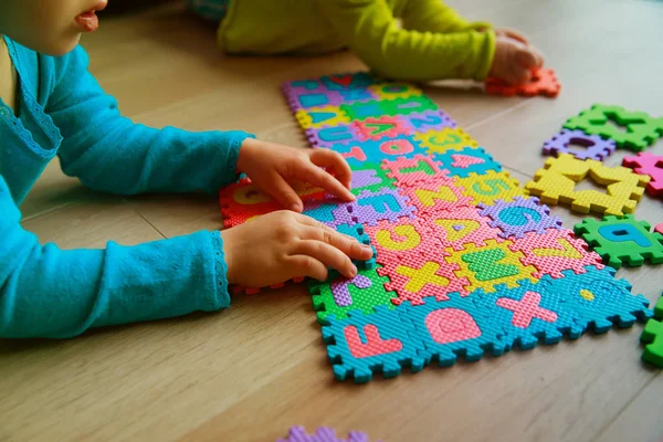Barn leker med siffror och bokstäver pussel, utbildning koncept — Stockfoto