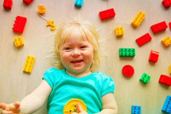 Cute little baby girl love playing with plastic blocks — Stock Photo, Image