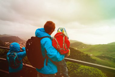 Baba ve çocuklar dağ tatil üzerinde arıyor