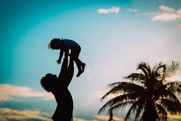 Otec a malá dcera siluety hrát při západu slunce — Stock fotografie