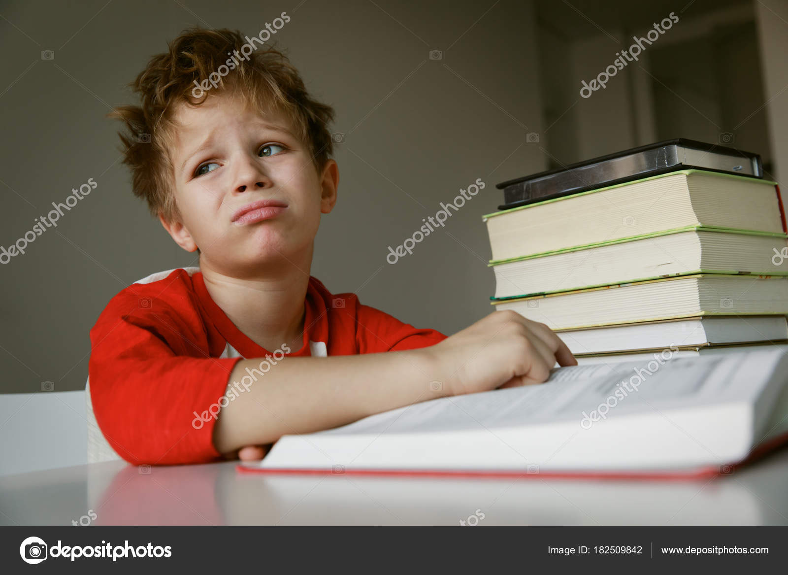 Ребенок не хочет учиться. Скучающий ученик. Задумчивый школьник. Нарушения письма и чтения картинки. Ленивый ребенок.