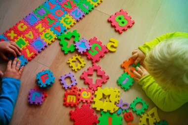 Sayılar ve harflerle oynayan çocuklar bulmaca, eğitim kavramı