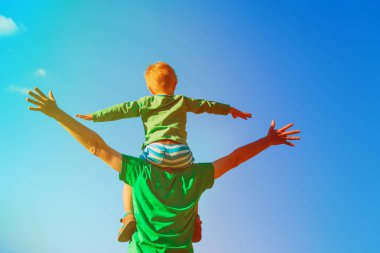 Baba ve oğul eğleniyor gökyüzü üzerinde oynamak