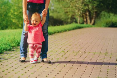 küçük kızın anne açık havada ile ilk adımlar