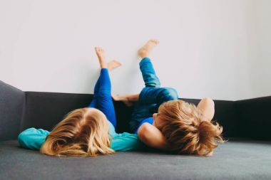 Çocuklar evde - ev konfor ve tembellik sakin ol.