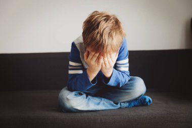 ağlayan çocuk, stres ve depresyon