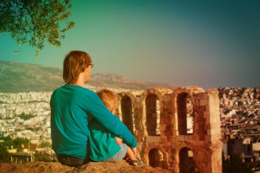 Baba ve oğul Acropolis, Atina, Yunanistan Odeon bakarak