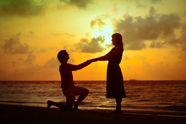 Propozycję małżeństwa w sunset beach — Zdjęcie stockowe