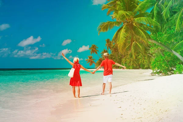 Lyckliga älskande par njuta av stranden — Stockfoto