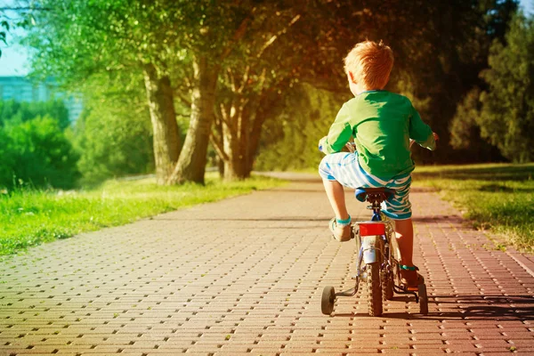 Menino aprender a andar de primeira bicicleta na natureza — Fotografia de Stock