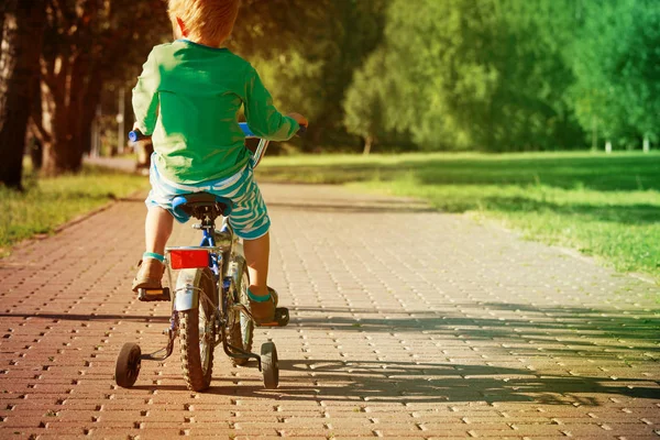 Kisfiú megtanulnak lovagolni első bike a természetben — Stock Fotó