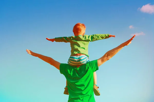 Père et fils avoir plaisir à jouer sur le ciel — Photo