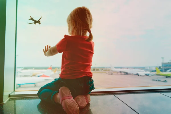 Niña esperando en el aeropuerto, viajes en familia —  Fotos de Stock