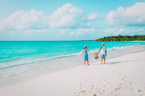 Οικογένεια με παιδί που παίζει σε τροπική παραλία με άμμο — Φωτογραφία Αρχείου