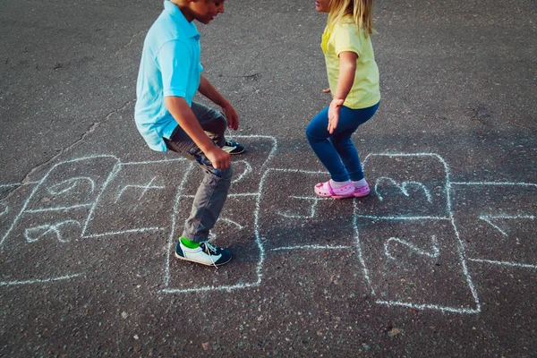 Crianças jogando hopscotch no playground — Fotografia de Stock