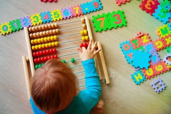 Mała dziewczynka Dowiedz się numery, obliczanie abacus — Zdjęcie stockowe