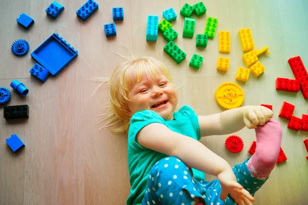 Roztomilá malá holčička milují hrát s plastovými bloky — Stock fotografie
