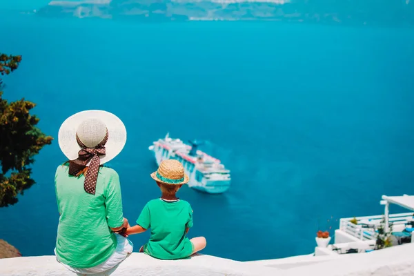 Mãe e filho olhando para Santorini, Grécia — Fotografia de Stock