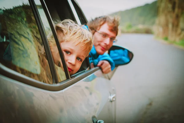 Liten pojke med pappa resa med bil i naturen — Stockfoto