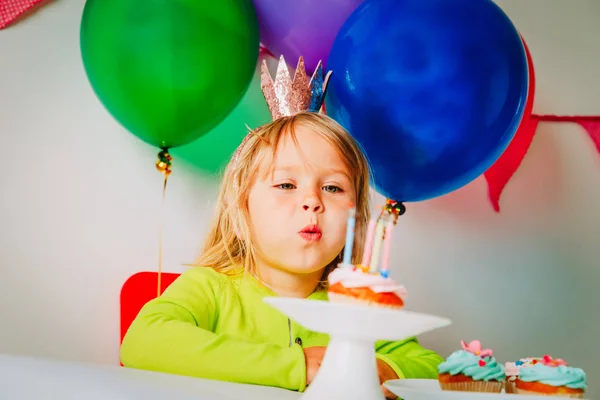 Felice bambina fanno desiderare candele soffiare alla festa di compleanno — Foto Stock