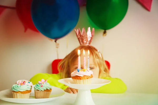 Bambina che fa desiderio alla festa di compleanno — Foto Stock