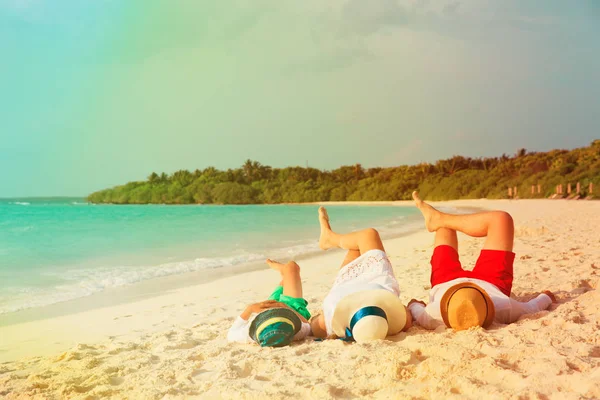 Familia feliz con el niño relajarse divirtiéndose en la playa — Foto de Stock