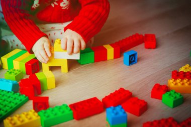 küçük bebek renkli plastik bloklarla oynama