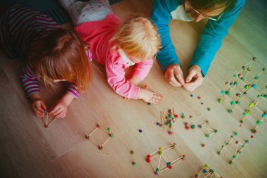 öğretmen ve geometrik şekiller, mühendislik ve kök eğitim yapma çocuklar