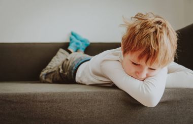 üzgün çocuk, stres ve depresyon