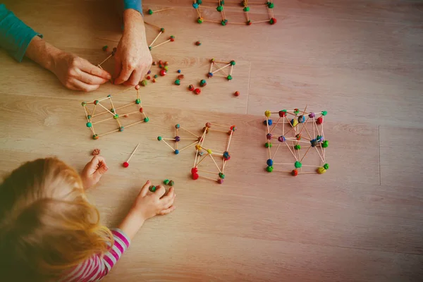 Lärare och barn att göra geometriska former-, verkstads- och Stem utbildning — Stockfoto